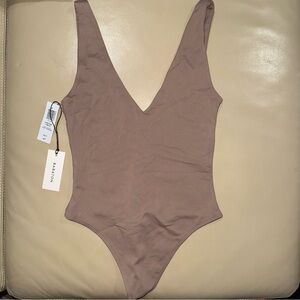 Aritzia contour v-neck bodysuit